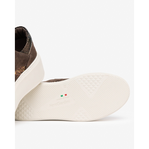 Scarpe sneakers NeroGiardini da donna in pelle scamosciata I617501D