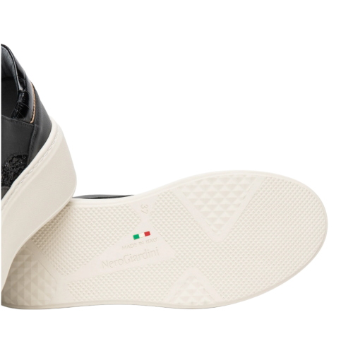 Scarpe sneakers NeroGiardini da donna in pelle e tessuto tecnico I617500D