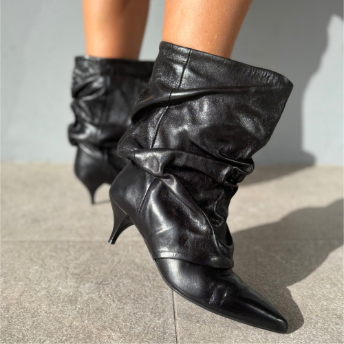 Botas Ovyé STSARA26DAL para mujer en piel negra para calzar con tacón de 7 cm
