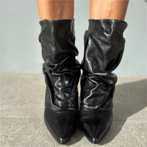 Botas Ovyé STSARA26DAL para mujer en piel negra para calzar con tacón de 7 cm